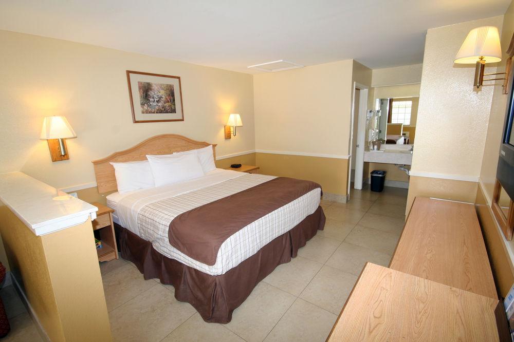Edinburg Executive Inn Екстериор снимка