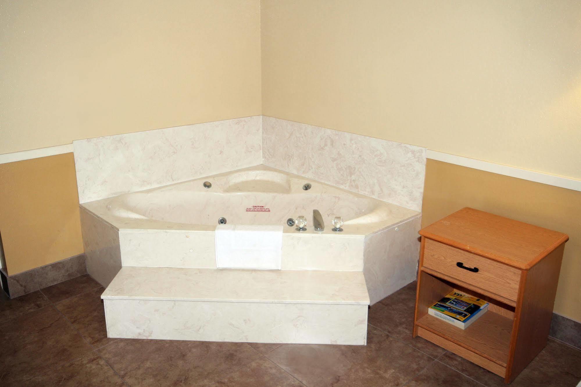 Edinburg Executive Inn Екстериор снимка