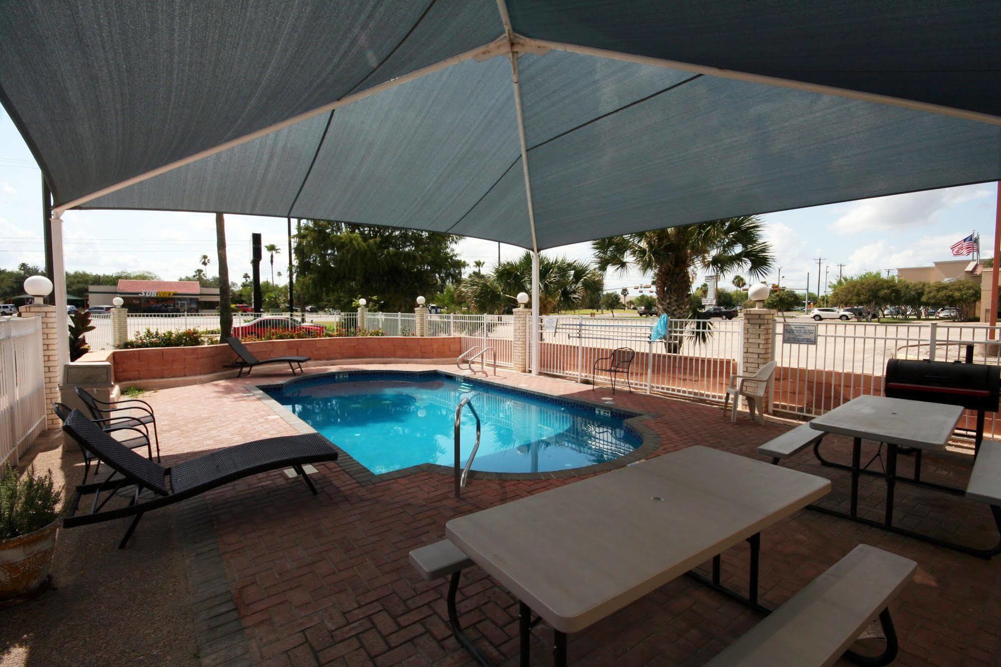 Edinburg Executive Inn Екстериор снимка